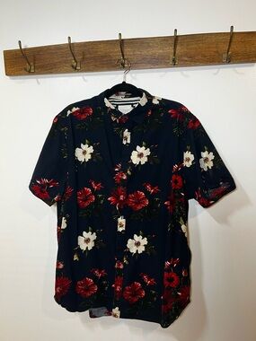 Casual Short-Sleeve Button-Down Shirt in Navy with Red & White Floral Print